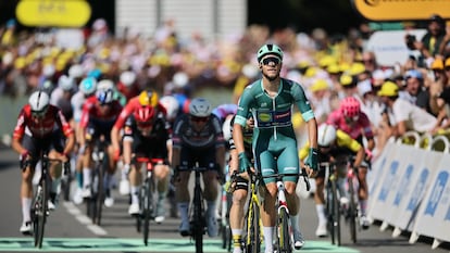 Milan levanta sus 1,96 metros sobre la bici tras ganar el sprint.