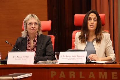 La consejera de Educación, Esther Niubó (derecha), en el Parlament, este lunes.