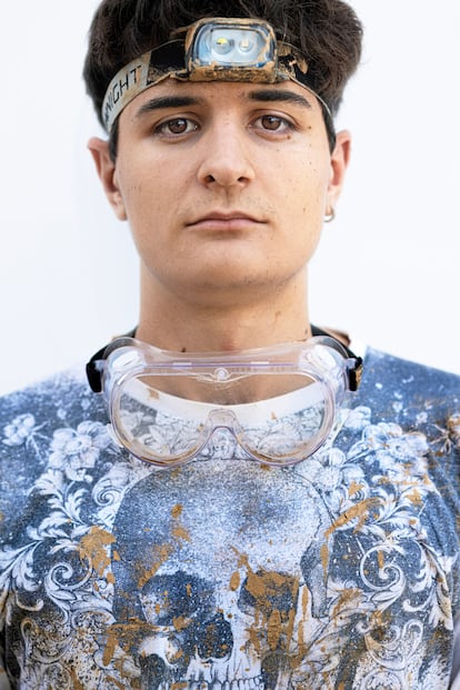 Iker Baidal, 19 años (Valencia), estudiante de informática. Estuvo tres semanas seguidas como voluntario en Paiporta, Massanassa, Alfafar y La Torre.
“En Paiporta estuvimos limpiando garajes, todo estaba muy oscuro. Había marcos con fotos, zapatillas, y objetos personales que te hacían pensar en cosas que no gustan”
