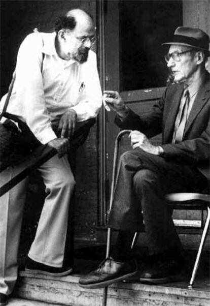 Allen Ginsberg (izquierda) y William S. Burroughs, padrinos de la generación <i>beat.</i>