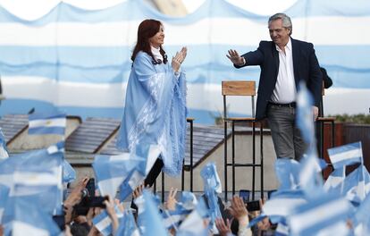 Alberto Fernandez y Cristina Fernandez de Kirchner en el cierre de campaña en Mar del Plata.