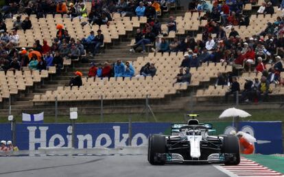 Valtteri Bottas conduce con su monoplaza sobre la chicana, el 13 de mayo de 2018.