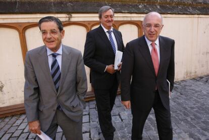 Mario Fernández, Carlos Aguirre y Joaquín Almunia, de izquierda a derecha, ayer en San Sebastián.