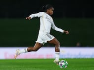 Linda Caicedo conduce el balón el pasado martes en el Alfredo di Stéfano en el partido de Champions ante el Paris FC.
