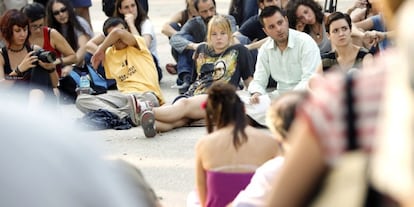 En el centro, con camiseta negra, Katherina Mínguez, una de las víctimas, en una asamblea del 15-M celebrada tras la agresión para debatir sobre la violencia policial.