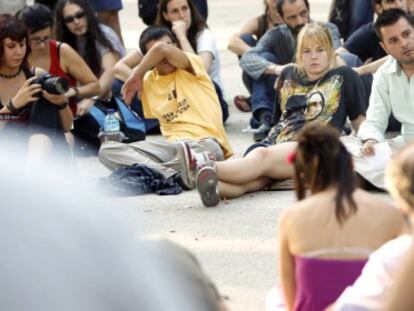 En el centro, con camiseta negra, Katherina Mínguez, una de las víctimas, en una asamblea del 15-M celebrada tras la agresión para debatir sobre la violencia policial.