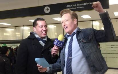 Conan O'Brien en el aeropuerto de Ciudad de México.