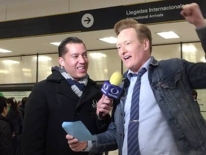 Conan O'Brien en el aeropuerto de Ciudad de México.