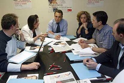 Rafael Simancas, en el centro, con Ruth Porta (a su derecha) y otros colaboradores en la sede de la Federación Socialista Madrileña.