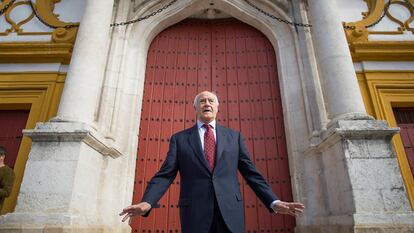 Ramón Valencia, empresario de La Maestranza, ante la Puerta del Príncipe.