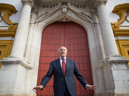 Ramón Valencia, empresario de La Maestranza, ante la Puerta del Príncipe.