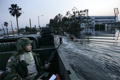 Un miembro de la Guardia Nacional de Texas busca supervivientes del Katrina al oeste de Nueva Orleans.