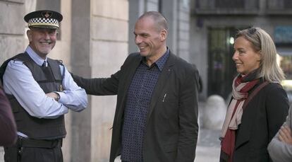 Varoufakis y su mujer en Barcelona, en octubre pasado.