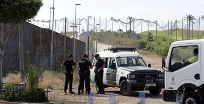 Varios agentes de la Guardia Civil en las inmediaciones del Campo de Golf tras el salto.