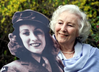 Vera Lynn posa junto a una antigua fotografía suya en el año 2000 en Londres, después de ser nombrada Personalidad del Siglo en el Reino Unido.