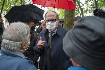 El candidato a la Comunidad de Madrid por el PSOE, que concurre de nuevo como cabeza de lista tras ganar las elecciones de 2019 pero no conseguir los apoyos necesarios para ser investido, habla con unos simpatizantes en Alcalá de Henares.