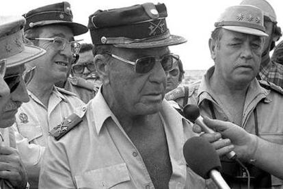 El teniente general Federico Gómez de Salazar, en 1975, en el Sáhara.