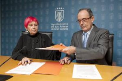 La concejal de Educación, Cultura y Deportes de Las Palmas de Gran Canaria, María Isabel García Bolta (i), y el director de RTVE en Canarias, Carlos Taboada, firmaron hoy el convenio de retransmisión televisiva de los diferentes actos del Carnaval 2013.