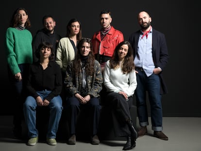 Los ocho artistas jóvenes ganadores del concurso 'Generación 22' en la Casa Encendida de Madrid.