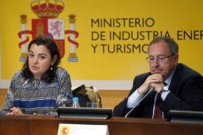 La directora general de la Oficina Española de Patentes y Marcas (OEPM), Patricia García-Escudero (i), y el presidente de la Asociación para la Defensa de la Marca (Andema), José Luis Bone (d), durante la presentación.