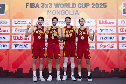 De izquierda, Diego de Blas, Carlos Martínez, Iván Aurrecoechea y Guim Expósito, con la medalla de oro.