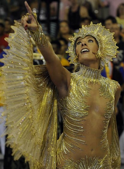 La modelo brasileña Adriane Galisteu, integrante de la escuela de samba Unidos da Tijuca, participa hoy en el desfile del Sambódromo de Río de Janeiro.