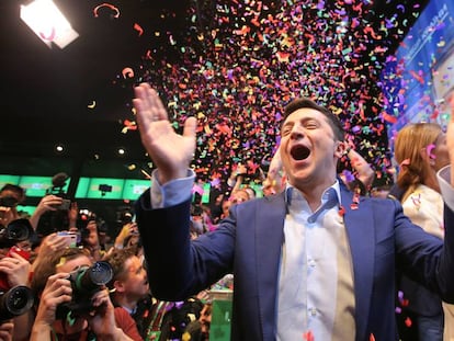 Volodímir Zelenski celebra su victoria, este domingo en Kiev.