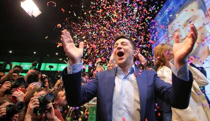 Volodímir Zelenski celebra su victoria, este domingo en Kiev.