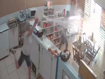 La mujer brasileña se encontraba limpiando la tienda cuando entró un hombre armado