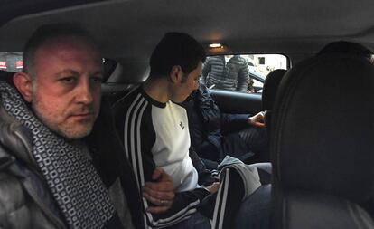 La policía italiana escolta a Marco di Lauro (centro) tras su detención.