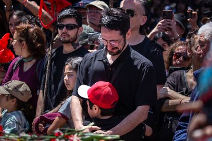 Las puertas del cementerio se abrieron para ser recibida por la música de sus amigos de Inti Illimani, mientras uno de sus integrantes proclamaba que Joan “nos enseñó a amar, y ahora queremos que nos enseñe a no olvidar”. En la imagen, un familiar de Joan Turner llora mientras se realizan distintos homenajes a la bailarina.