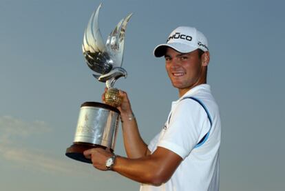 Kaymer, con el trofeo de campeón de Abu Dabi