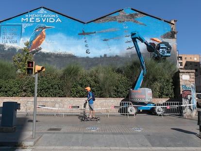 El grafitero Roc Blackblock pinta un mural en apoyo a la manifestación del domingo en contra de la ampliación del aeropuerto de El Prat.