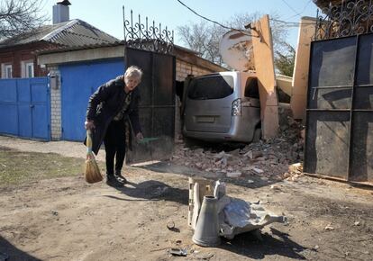 Una mujer barre junto a su casa los fragmentos de un cohete ruso en Járkov. El alto representante de la Unión Europea para Asuntos Exteriores, Josep Borrell, ha asegurado este sábado que la intención de Rusia con el conflicto en Ucrania es la de convertirla en "una segunda Siria".