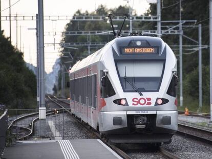 Trem em Salez, Switzerland, ap&oacute;s ataque de agressor.