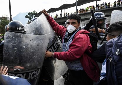Estudiantes universitarios se enfrentan con agentes de policía durante una protesta contra la nueva reforma universitaria, en Bogotá.