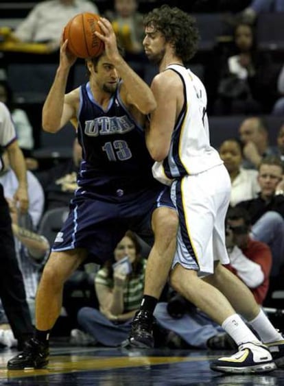 El jugador de los Grizzlies de Memphis, Pau Gasol, defiende a Mehmet Okur, de los Jazz de Utah.