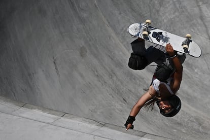 Sky Brown faz uma manobra acrobática durante a competição, nesta quarta-feira em Tóquio.