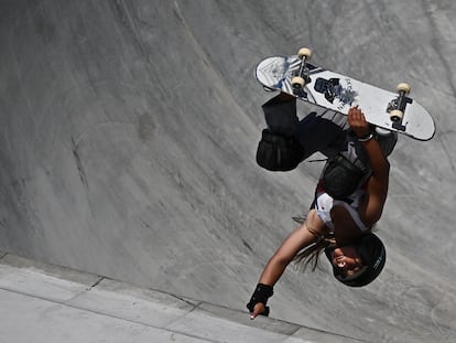 Sky Brown hace una maniobra acrobática durante la competición, este miércoles en Tokio.