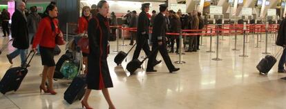 Tripulantes de cabina de Iberia en el aeropuerto de Madrid- Barajas