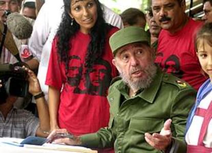 Fidel Castro conversa con un grupo de cubanos durante la firma de una petición para declarar &#39;intocable&#39; el sistema socialista.