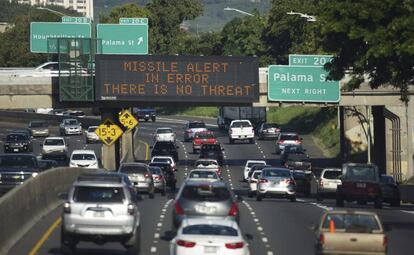 Cartel en una autopista de Honolulú en 2018 anunciando que la alerta de un ataque fue un error.