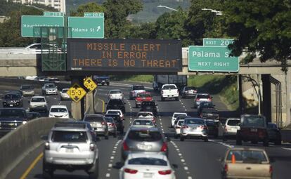 Cartel en una autopista de Honolulú en 2018 anunciando que la alerta de un ataque fue un error. 