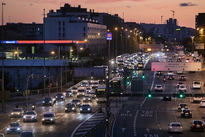 La salida de Barcelona por la Avenida Meridiana a la altura de Trinitat Vella este jueves.