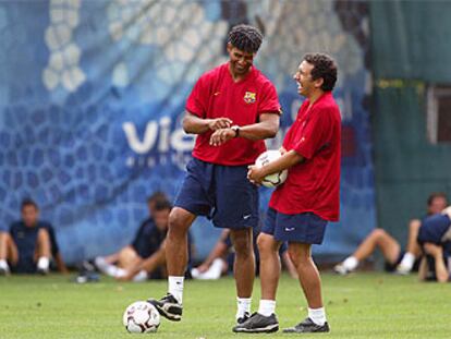 Rijkaard y Eusebio, ayer en La Masia, en el primer entrenamiento azulgrana del curso.