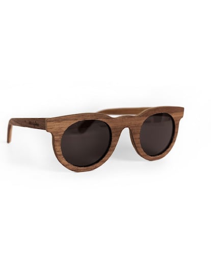 Gafas de sol polarizadas con montura de madera de Woodglass (120 euros).