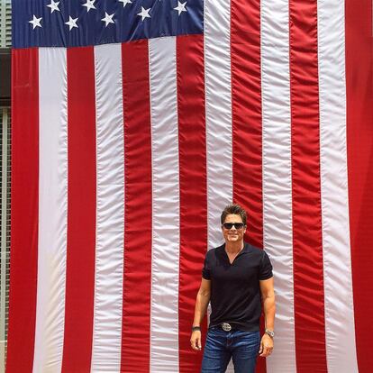 El actor Rob Lowe ha celebrado con una imagen de él con la bandera de EE UU de fondo. En su mensaje celebra la libertad de su país.