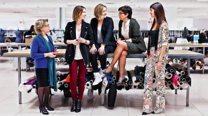 El equipo de diseño formado por Socorro, Loreto, María y María Jesús, y la modelo Tere (de izquierda a derecha).