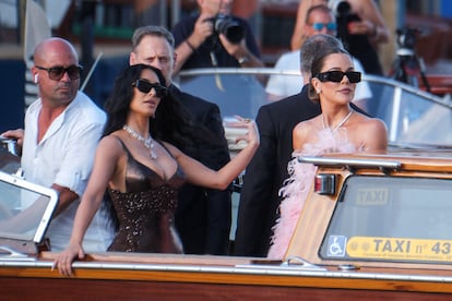 Kim Kardashian y Khloe Kardashian salen del hotel Gritti Palace camino de la ceremonia de enlace entre Jeff Bezos y Lauren Sánchez este viernes, en la isla de San Giorgio de Venecia.
