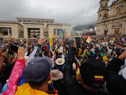 Personas se reúnen en la Plaza Bolívar de Bogotá para manifestarse, el 21 de abril.